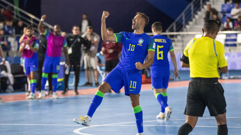 Pito comemora gol marcado pelo Brasil contra Croácia na Copa do Mundo de Futsal 2024