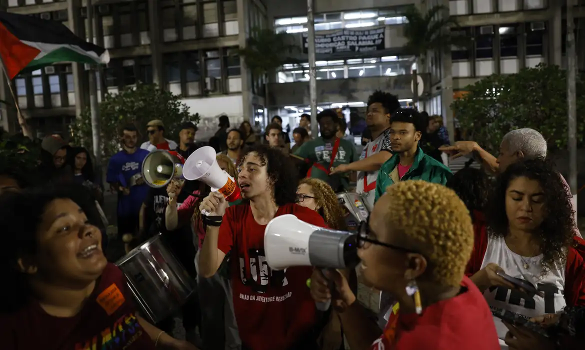 Justiça determina que estudantes desocupem a Uerj 