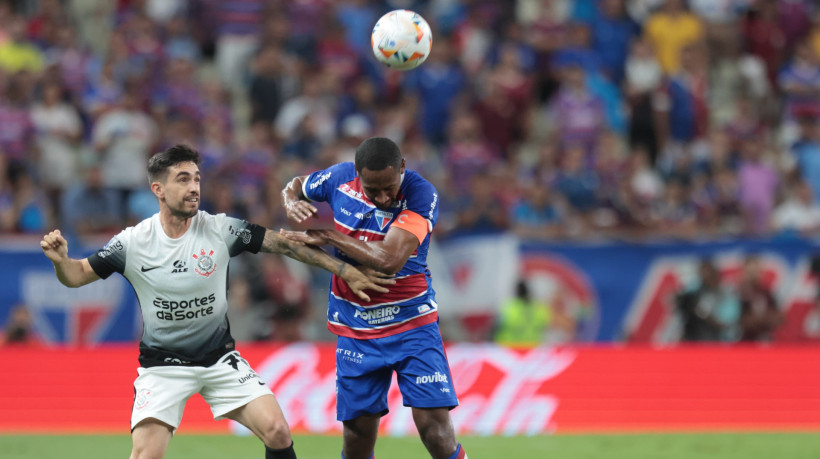 Igor Coronado e Tinga disputam lance no jogo Fortaleza x Corinthians, no Castelão, pela Sul-Americana 2024