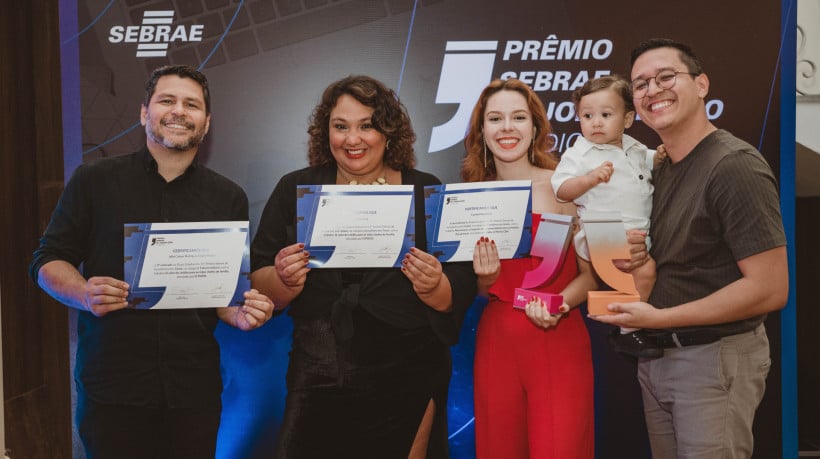 FORTALEZA-CE,BRASIL, 17-09-2024: Jornalistas do O povo ficaram entre os finalistas do Prêmio Sebrae de Jornalismo 2024 (11ª edição). Da esquerda para a direita: Júlio Caesar foi o terceiro colocado na categoria fotojornalismo, Carol Kossling foi segunda colocada na categoria texto, CAmilla Magalães foi primeira colocada na categoria áudio, e Wanderson Trindade, com seu filho Noah nos braços,  foi primeiro colocado na categoria texto. (Foto: Naiana Gomes, especial para O Povo) 