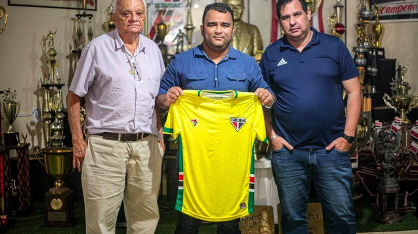 Raul Santos (centro), entre o diretor de futebol Valmir Araújo (esq.) e presidente Aderson Maia Jr (dir.), deixa o Ferroviário após duas temporadas