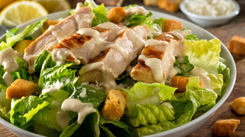 Salada caesar (Imagem: Foodio | Shutterstock)