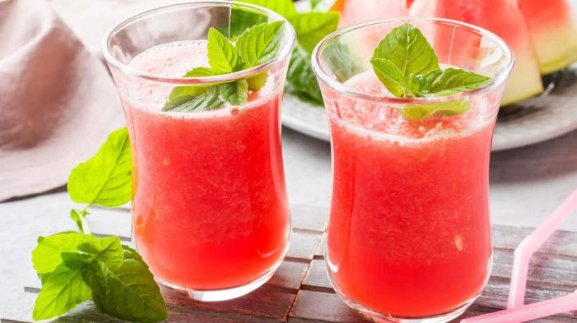 Suco de melancia com hortelã (Imagem: Elenglush | Shutterstock)