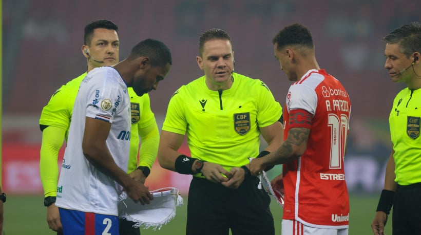 Tinga, árbitro Gustavo Ervino Bauermann e Alan Patrick no jogo Internacional x Fortaleza, no Beira-Rio, pelo Campeonato Brasileiro Série A 2024