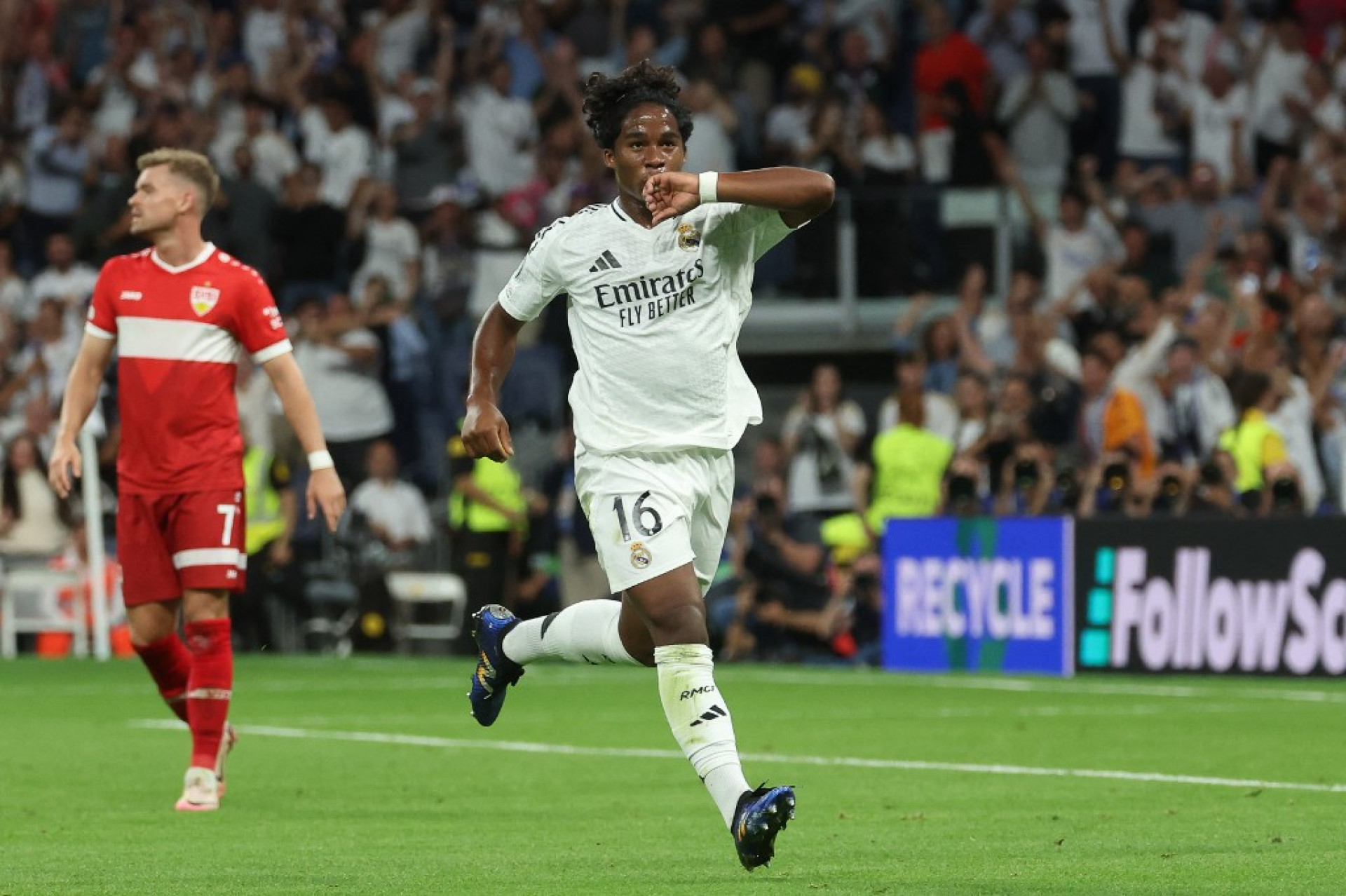 O atacante brasileiro nº 16 do Real Madrid, Endrick, comemora depois de marcar o terceiro gol de seu time durante a partida de futebol da primeira rodada da UEFA Champions League, dia 1, entre Real Madrid CF e Stuttgart VFB, no estádio Santiago Bernabeu, em Madrid, em 17 de setembro de 2024 (Foto: Pierre-Philippe MARCOU/AFP)