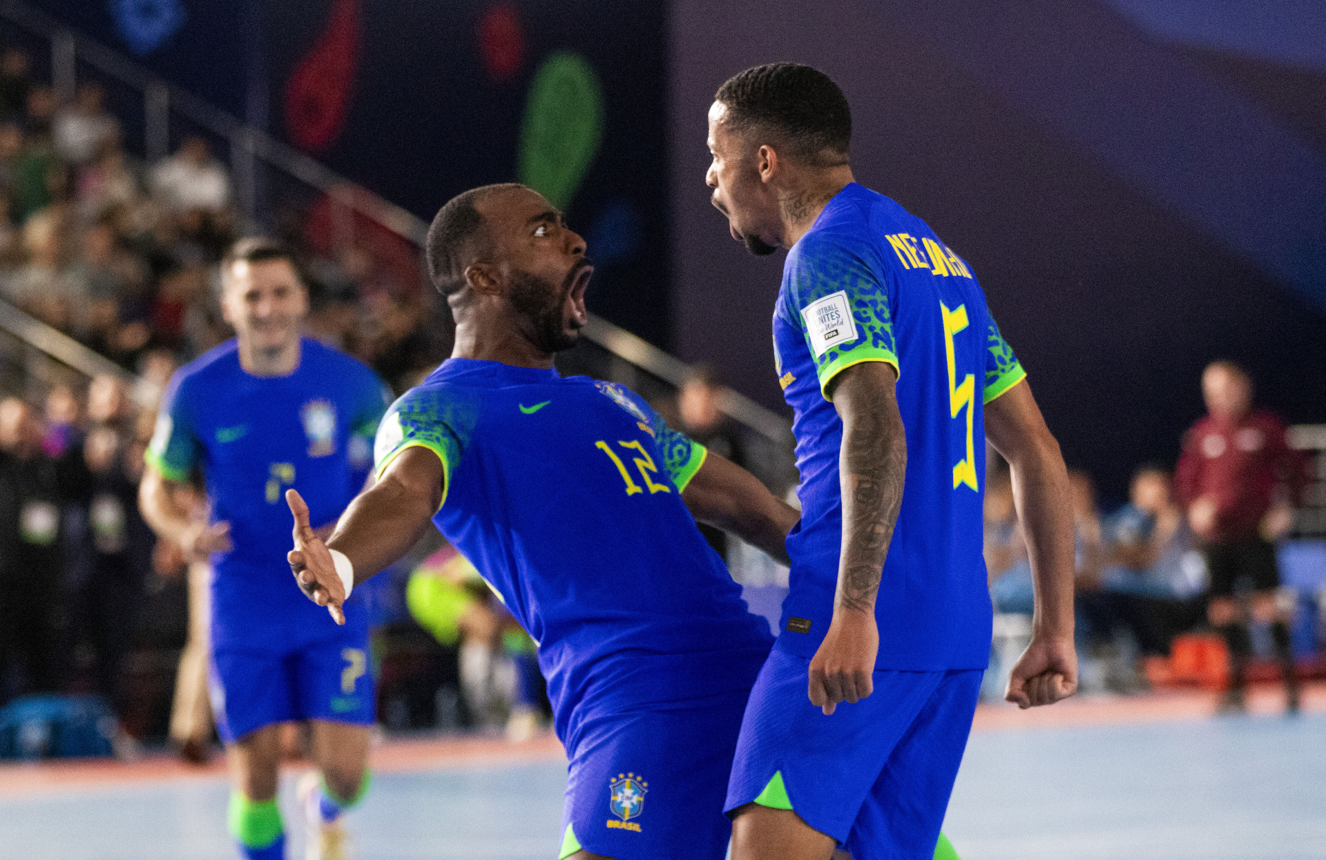 Arthur e Neguinho comemoram gol do Brasil contra a Croácia (Foto: Leto Ribas / CBF)