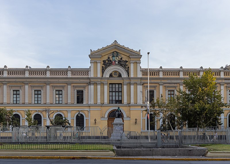 No dia 17 de setembro de 1842, foi fundada a Universidade do Chile, a mais antiga em atividade no país andino. 
