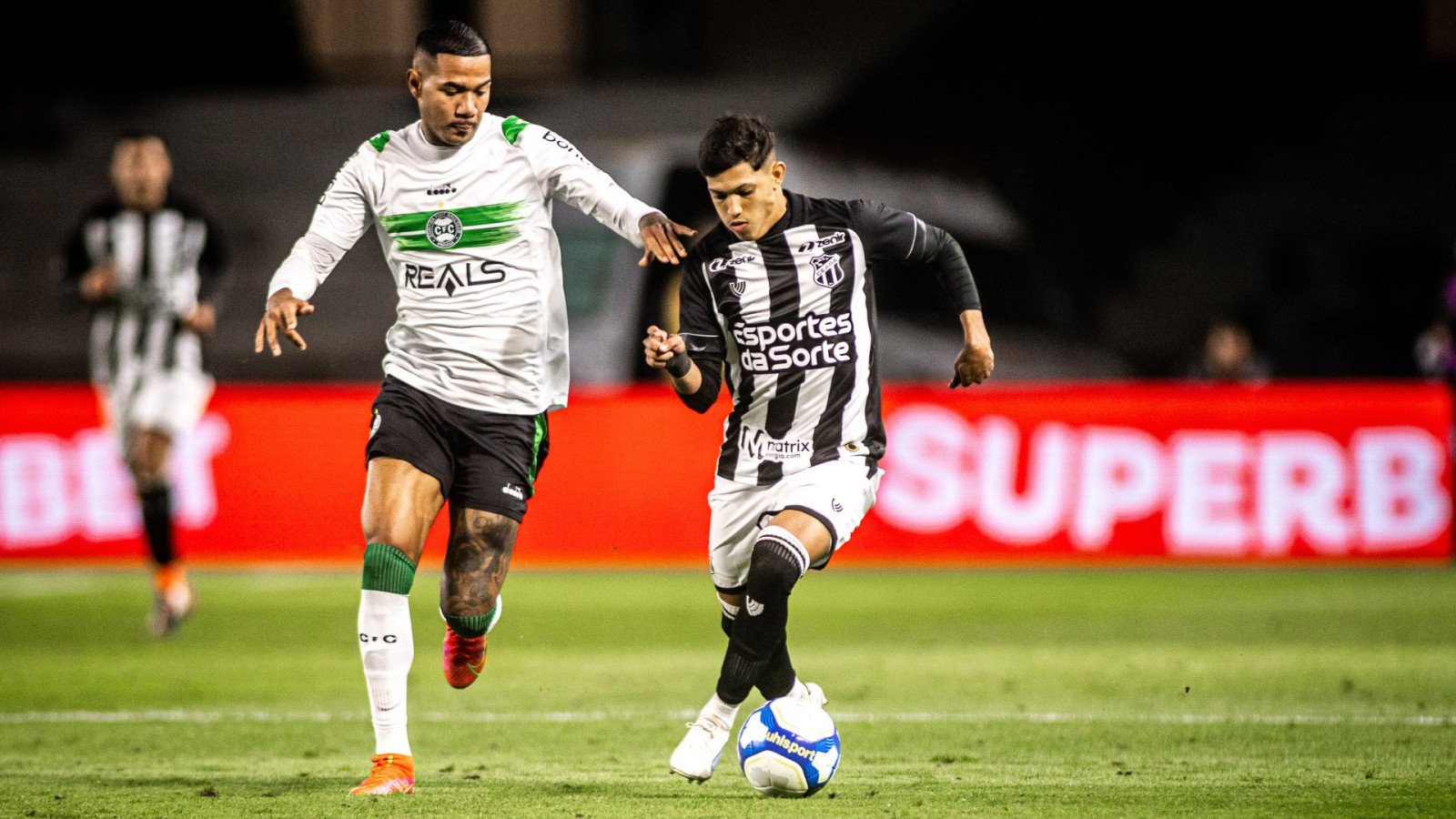 Erick Pulga, em disputa durante o jogo do Ceará com o Coritiba (Foto: Gabriel Silva/CearaSC)