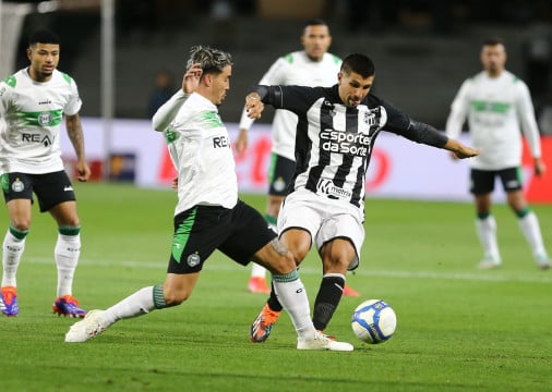 PR - SÉRIE B/CORITIBA X CEARÁ - ESPORTES - Josué, do Coritiba, em lance com Lucas Mugni, do Ceará, durante partida válida pela Série B do Campeonato Brasileiro, no Estádio Couto Pereira, em Curitiba, nesta quarta-feira (18)