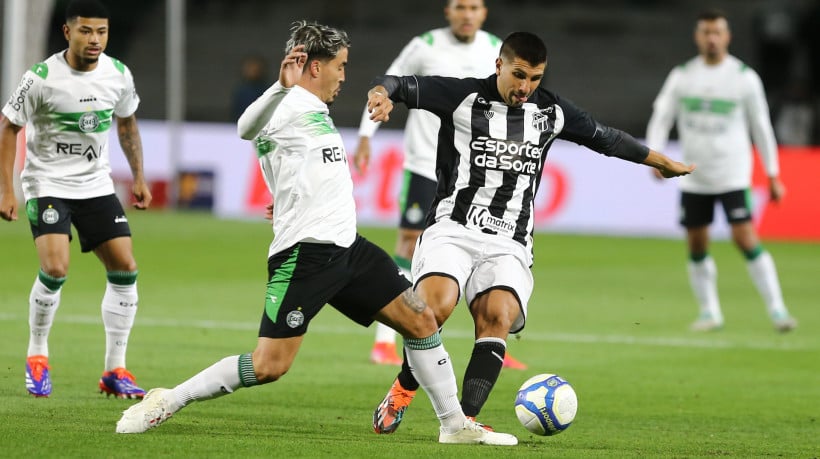 PR - SÉRIE B/CORITIBA X CEARÁ - ESPORTES - Josué, do Coritiba, em lance com Lucas Mugni, do Ceará, durante partida válida pela Série B do Campeonato Brasileiro, no Estádio Couto Pereira, em Curitiba, nesta quarta-feira (18)