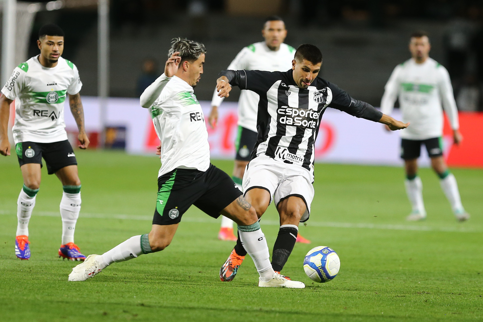 Disputa de bola entre Josué, do Coritiba, e Lucas Mugni, do Ceará
 (Foto: GERALDO BUBNIAK/AGB/ Estadão Conteúdo)