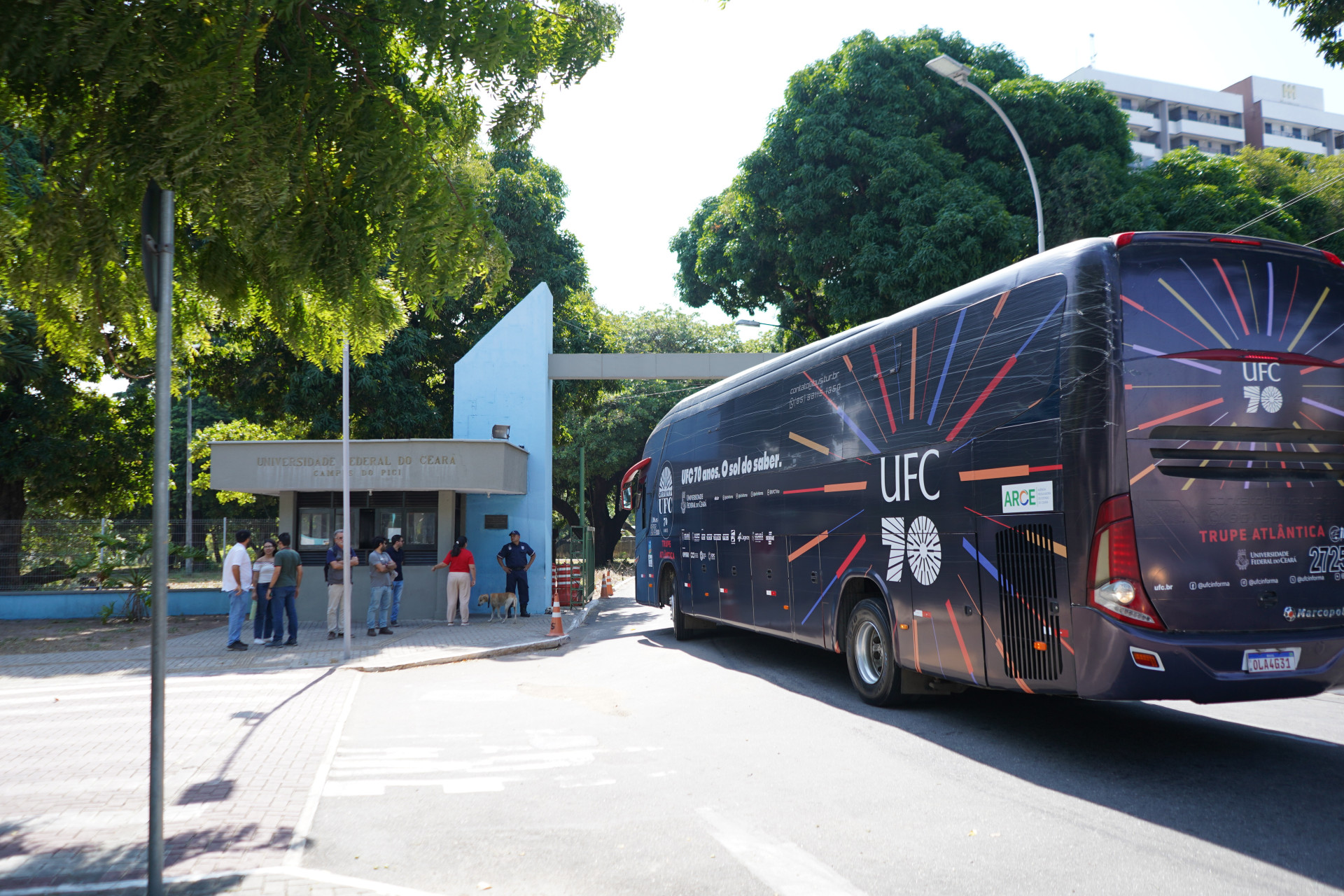 ￼CARAVANA chega ao campus da UFC do Pici para conhecer as iniciativas da secretaria do Meio Ambiente, lançada em março (Foto: Marcella Elias/Especial para O POVO)