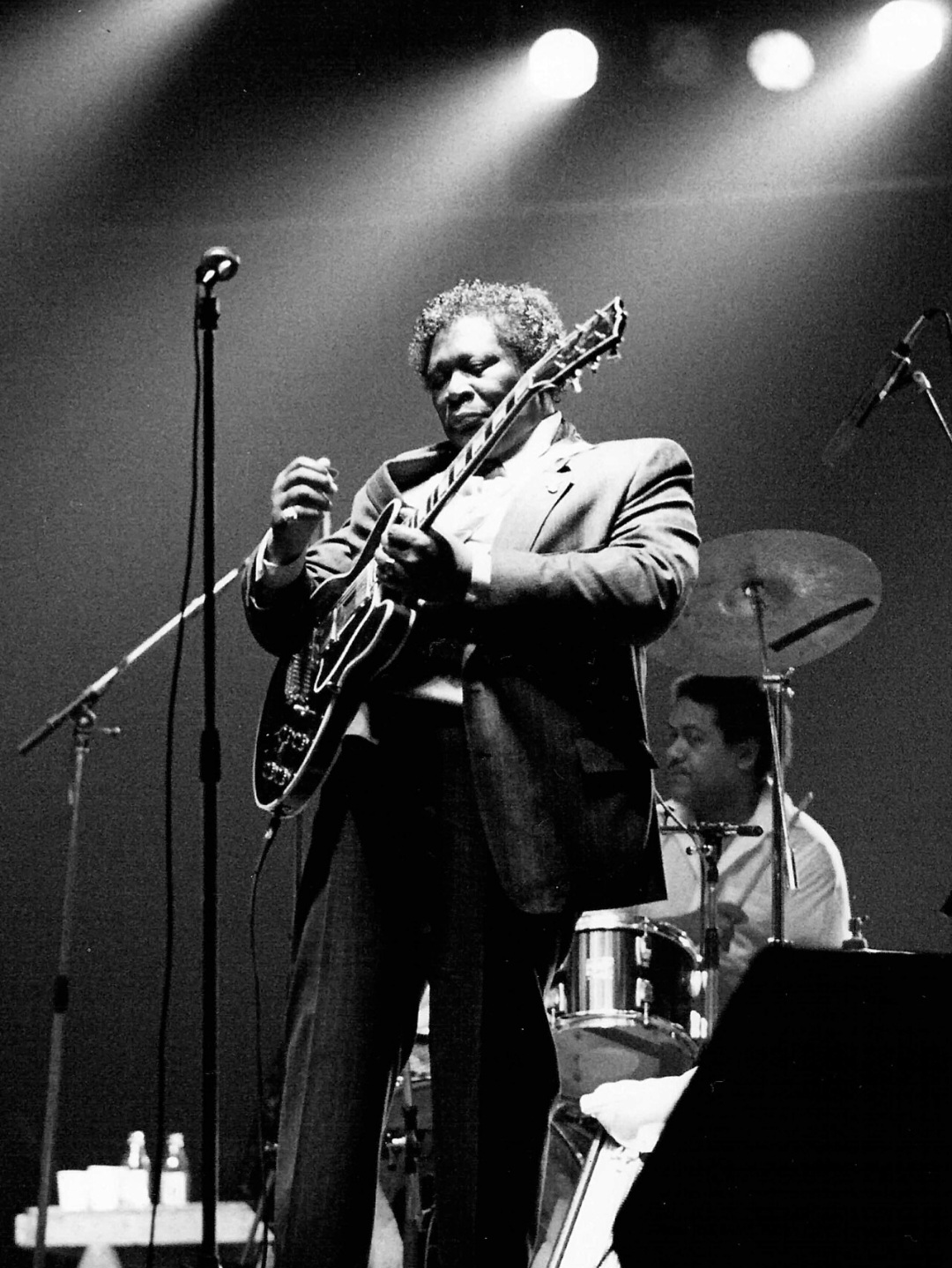 Há 99 anos, em 16/9/1915, nasceu B.B. King em Itta Bena, Mississippi, EUA. Ele se tornou uma figura fundamental na música por ser um dos maiores guitarristas de blues de todos os tempos, influenciando gerações de músicos.