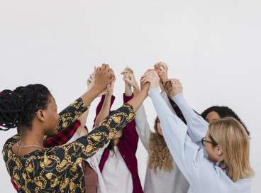 O curso é gratuito e aborda os principais desafios enfrentados pelas mulheres, seja nos negócios ou na vida 