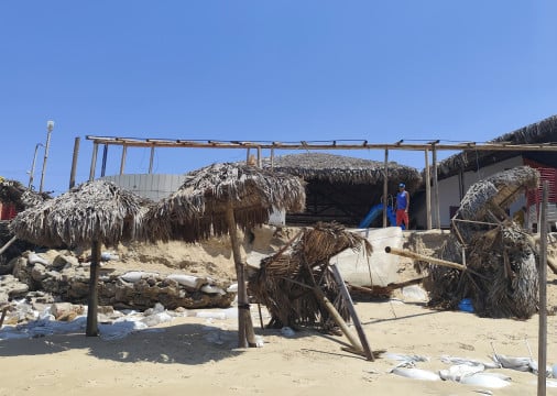 Avanço do mar derruba barracas e estruturas na Barra do Ceará, em Fortaleza 
