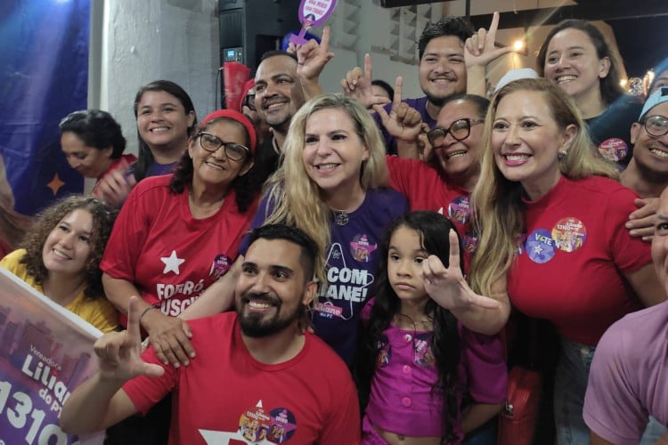 A deputada federal Luizianne Lins esteve presente na plenária ao lado candidata à vereadora Liliane (PT)(Foto: Taynara Lima/O POVO)