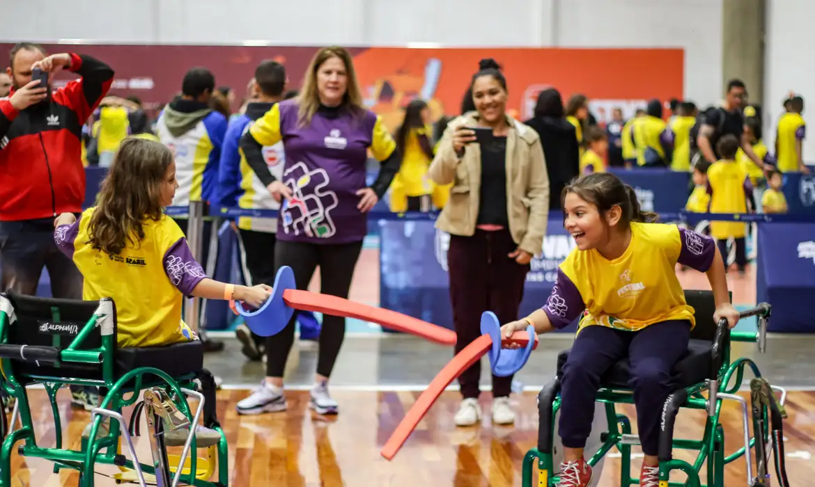 Festival Paralímpico oferece vivência esportiva a crianças