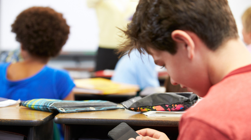 Em setembro, MEC afirmou que o projeto de lei para banir celular nas escolas estaria sendo confeccionado