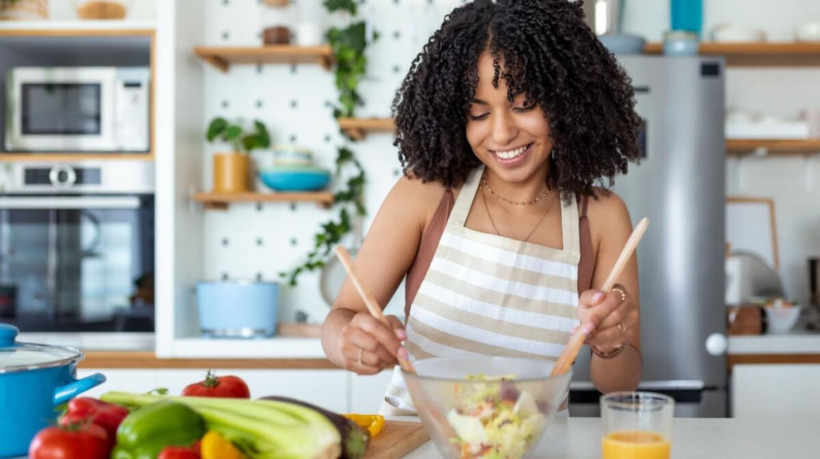 O cuidado com a alimentação ajuda a proteger a saúde da poluição (Imagem: Photoroyalty | Shutterstock)