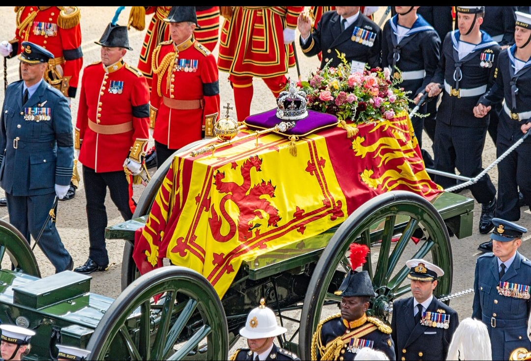 Há dois anos, no dia 19/09/2022, ocorreu o funeral da Rainha Elizabeth II, do Reino Unido. A monarca foi sepultada no Castelo de Windsor, em Londres, após dez dias de homenagens e uma série de cerimônias e cortejos de despedida. 
