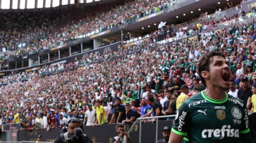 O jogador Raphael Veiga, da SE Palmeiras, comemora seu gol contra a equipe do CR Flamengo, durante partida válida pela final da Supercopa do Brasil, no Estádio Mané Garrincha. (Foto: Cesar Greco/Palmeiras/by Canon)