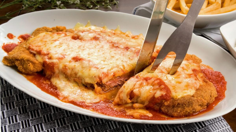 Contrafilé à parmegiana (Imagem: Mauricio Sanches do Prado | Shutterstock)