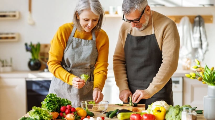 A alimentação é essencial para a saúde física e mental (Imagem: Evgeny Atamanenko | Shutterstock)