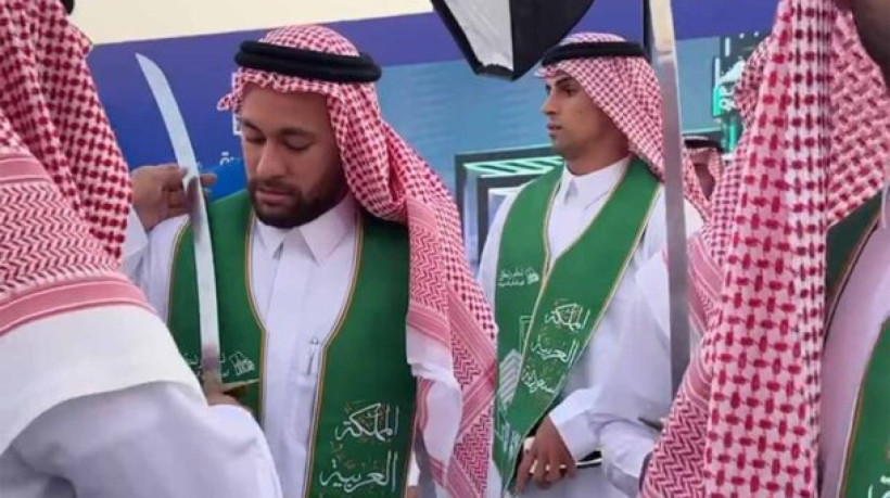 Neymar, Malcon, Renan Lodi e outros atletas do Al-Hilal participaram de evento na Arábia Saudita; momento com espada gerou brincadeira