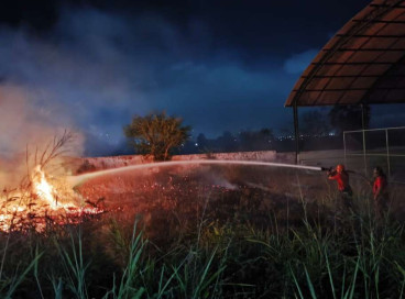 Corpo de Bombeiros apagou o incêndio na vegetação do Liceu de Maracanaú; ninguém da escola foi afetado pelas chamas ou fumaça
 