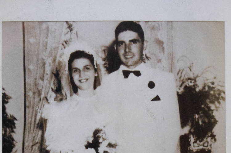 Nas paredes do Sítio São Roque, recordações da história da família como o casamento de Terezinha e Gerardo(Foto: FCO FONTENELE)