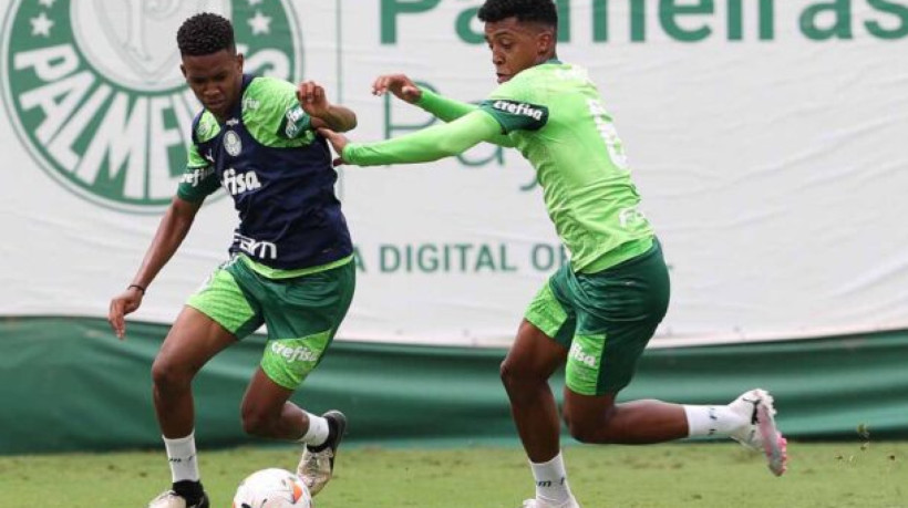 Os jogadores Estêvão e Vanderlan (D), da SE Palmeiras, durante treinamento, na Academia de Futebol. (Foto: Cesar Greco/Palmeiras/by Canon)