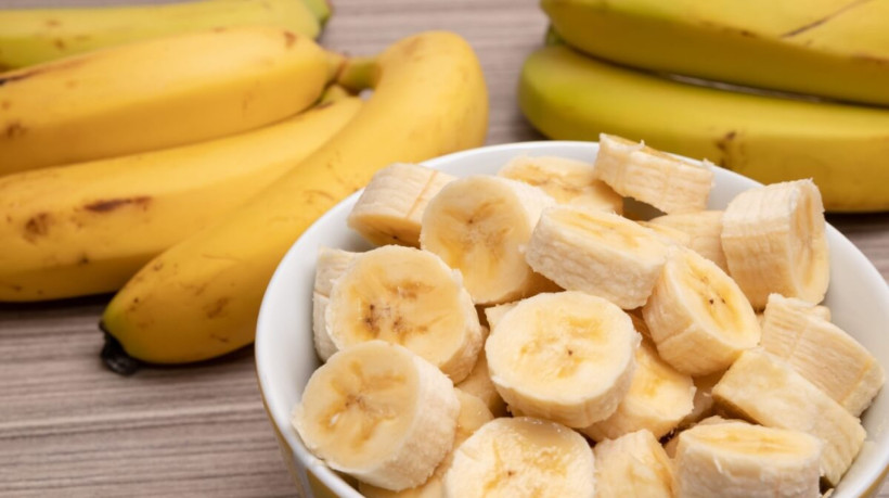 A banana é saborosa e traz diversos benefícios para a saúde física e mental (Imagem: ImagensstockBR | Shutterstock)