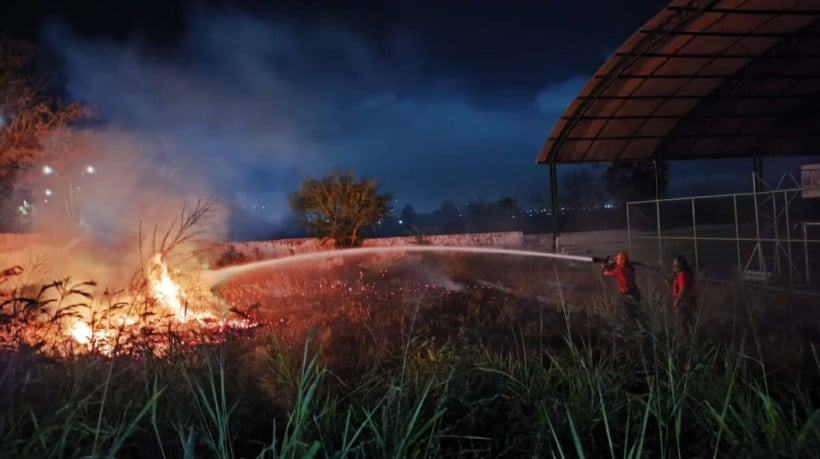 Corpo de Bombeiros apagou o incêndio na vegetação do Liceu de Maracanaú; ninguém da escola foi afetado pelas chamas ou fumaça
