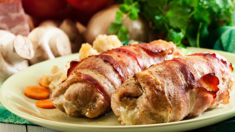 Peito de frango enrolado no bacon (Imagem: Slawomir Fajer | Shutterstock)