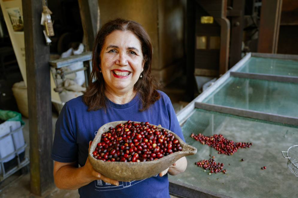 Desde a morte do pai, em 2018, Mônica Farias assumiu também a parte da agricultura do Sítio São Roque(Foto: FCO FONTENELE)