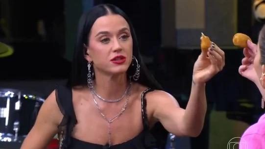 A cantora Katy Perry - famosa pelo talento musical, mas também pela beleza e pela forma física - não resistiu aos quitutes brasileiros e se debruçou, principalmente, num deles: coxinha de galinha. Foi durante entrevista à repórter Luiza Zveiter no programa de Ana Maria Braga. 