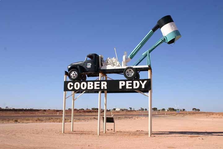 Coober Pedy, uma pequena cidade localizada no sul da Austrália, causa fascinação e espanto ao mesmo tempo por causa de suas casas e estabelecimentos subterrâneos. 
