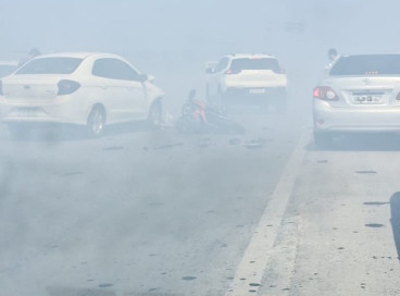 Motoristas que passaram pela rodovia na tarde deste domingo tiveram dificuldade para enxergar a via 