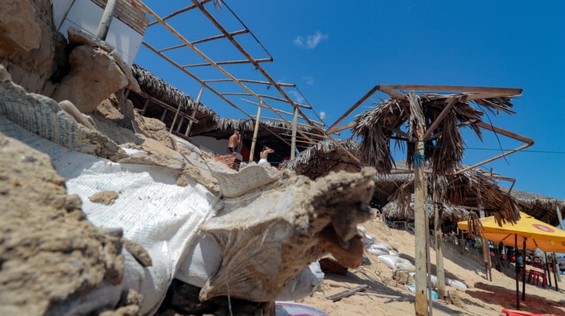 FORTALEZA, CEARÁ, BRASIL, 21-09-2024:Barracas destruídas na orla da Barra do Ceará devido a subida da maré do mês de setembro.. (Foto: Samuel Setubal/ O Povo)