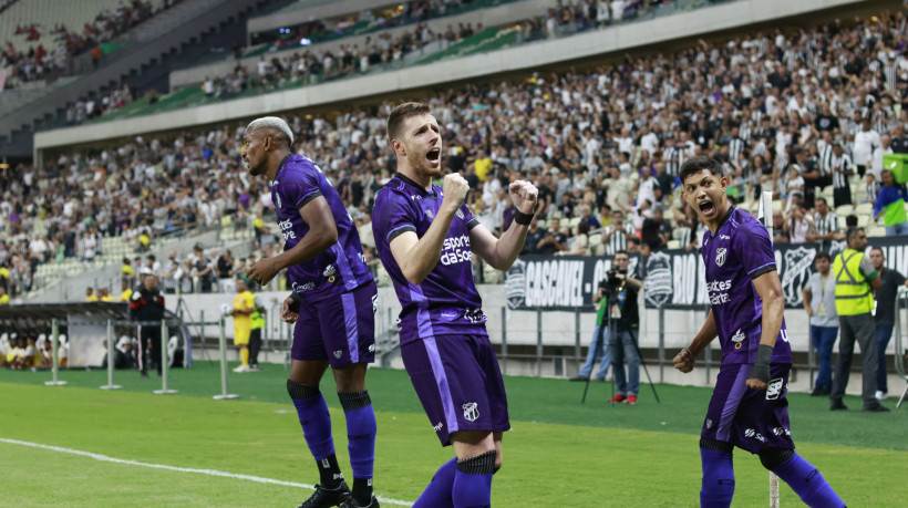 Aylon, atacante do Ceará, comemora gol sobre o Vila Nova na Arena Castelão