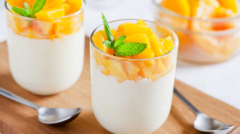 Panna cotta de pêssego (Imagem: mpephotos | Shutterstock)