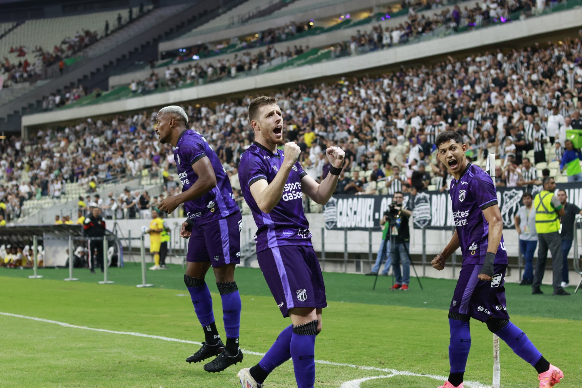 Aylon, atacante do Ceará, comemora gol sobre o Vila Nova na Arena Castelão (Foto: AURÉLIO ALVES/O POVO)