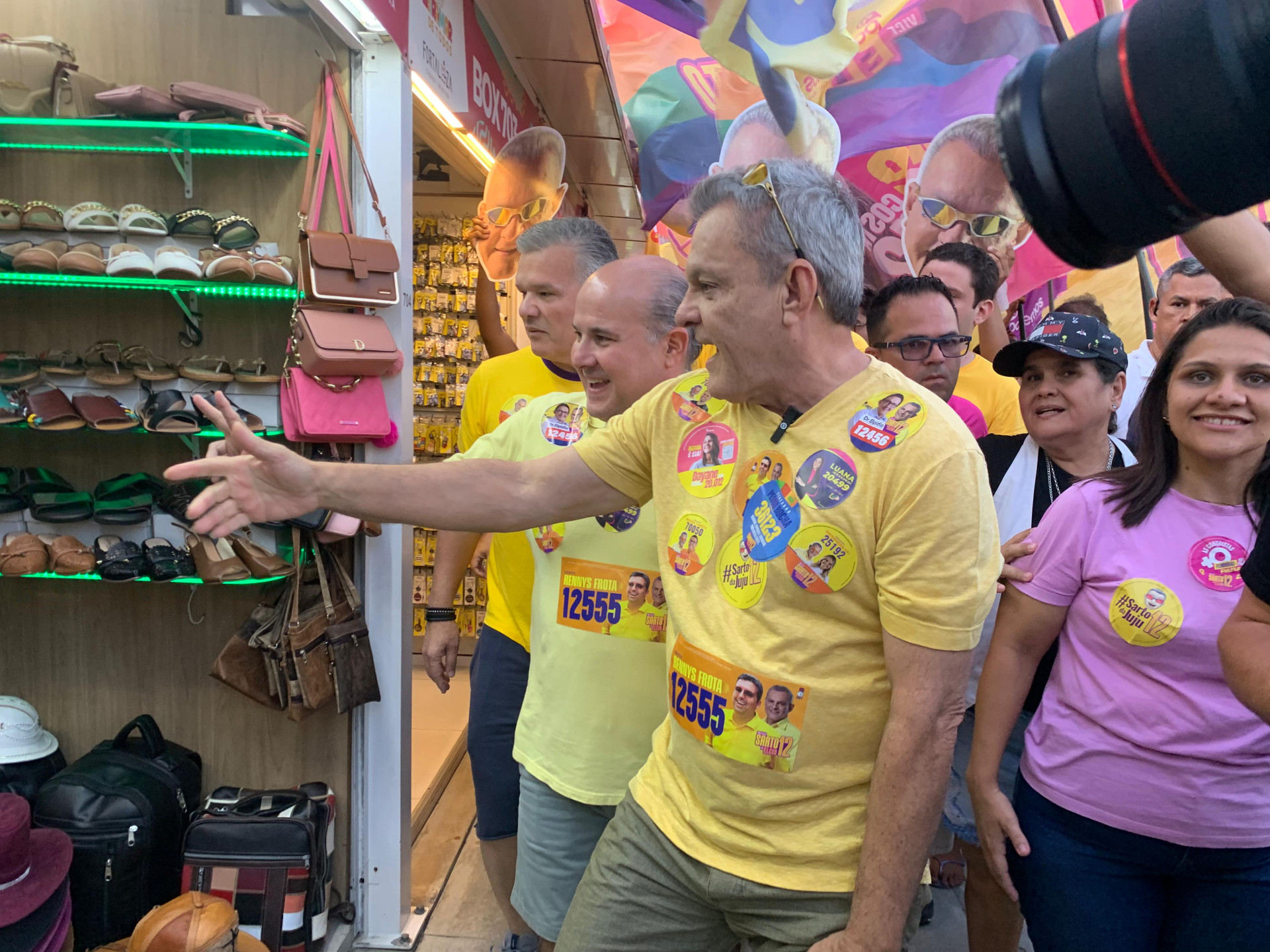 Sarto e Roberto Cláudio em caminhada de campanha na avenida Beira-Mar, em Fortaleza (Foto: Thays Maria Salles/O POVO)