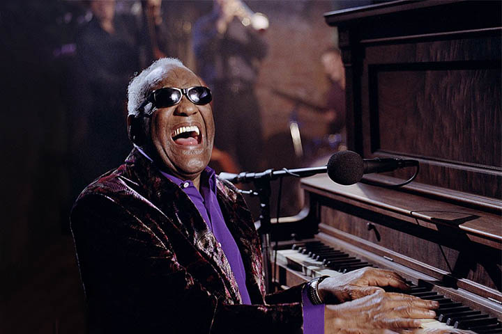 No dia 23/9/1930,  Ray Charles nasceu em Albany  na Geórgia. Ele perdeu a visão aos seis anos devido a um glaucoma, mas, ainda assim, desenvolveu seu talento musical em diversos instrumentos. 