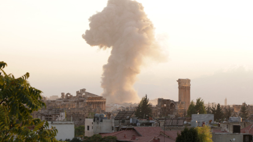 ￼FUMAÇA sai do local de um ataque aéreo israelense na cidade libanesa de Baalbeck