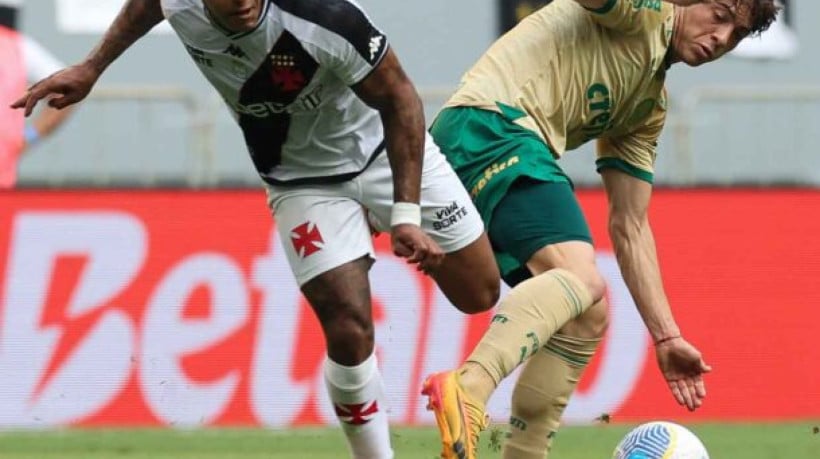 O jogador Agustín Giay, da SE Palmeiras, disputa bola com o jogador do CR Vasco da Gama, durante partida válida pela vigésima sétima rodada, do Campeonato Brasileiro, Série A, na Arena BRB Mané Garrincha. (Foto: Cesar Greco/Palmeiras/by Canon)