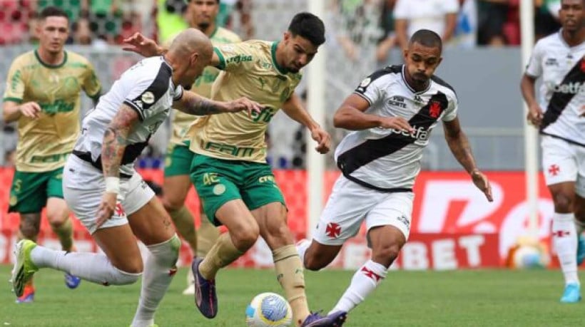 O jogador Flaco López, da SE Palmeiras, disputa bola com o jogador do CR Vasco da Gama, durante partida válida pela vigésima sétima rodada, do Campeonato Brasileiro, Série A, na Arena BRB Mané Garrincha. (Foto: Cesar Greco/Palmeiras/by Canon)