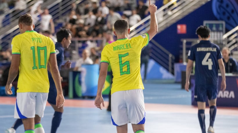 Marcel (ao centro) é o artilheiro da Copa do Mundo de futsal