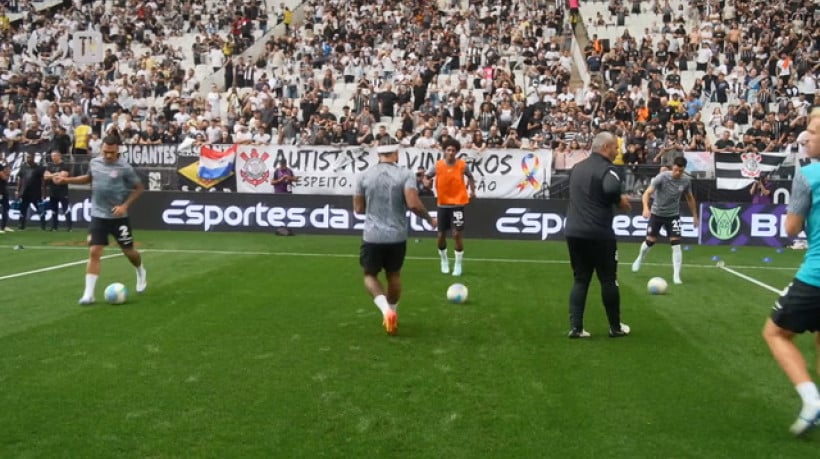 Bastidores: Memphis Depay estreia pelo Corinthians no Brasileirão