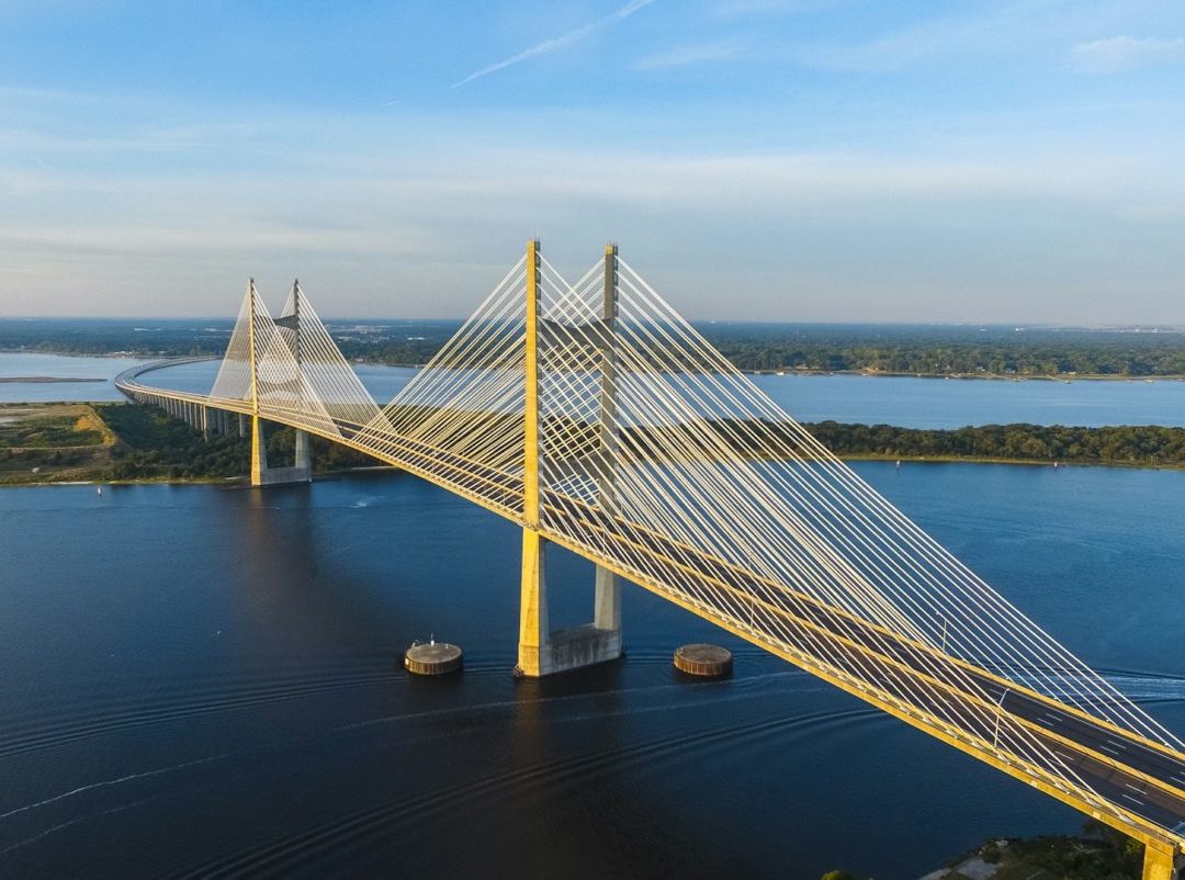 Pontes suspensas são verdadeiras obras de arte da engenharia, unindo a beleza e a particularidade de diferentes culturas ao redor do mundo. Veja algumas dessas maravilhas da construção.
